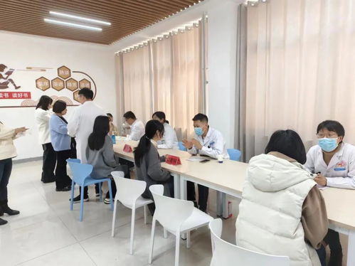 南阳市第十完全学校高中部 医校携手共筑健康梦 义诊活动情暖教师心